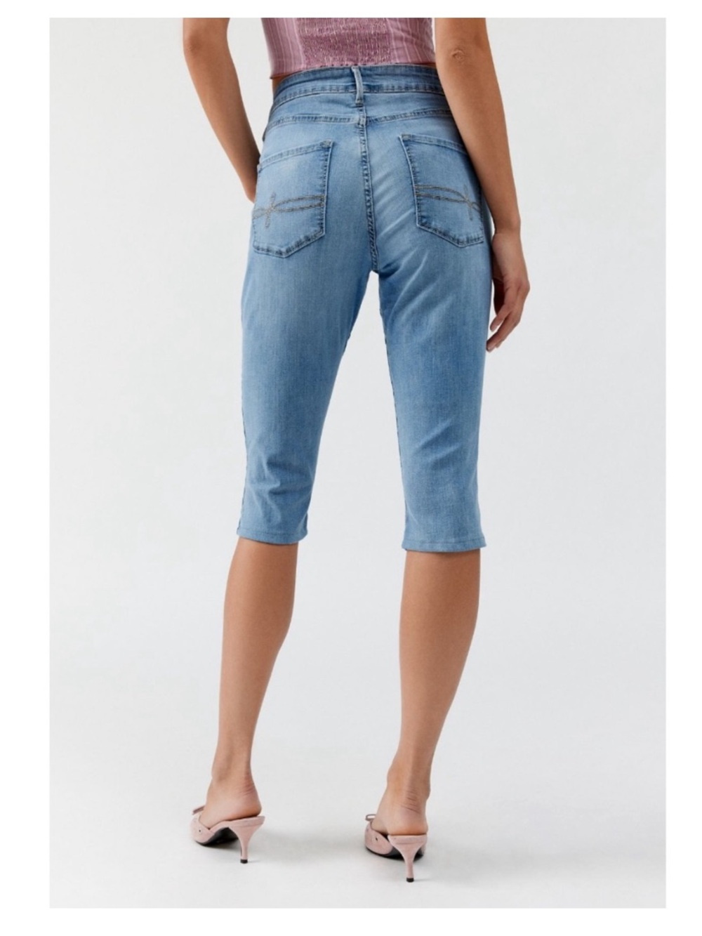 🟤NWT URBAN RENEWAL Gummy Denim Capri Pants in Vintage SMALL - Picture 4 of 4